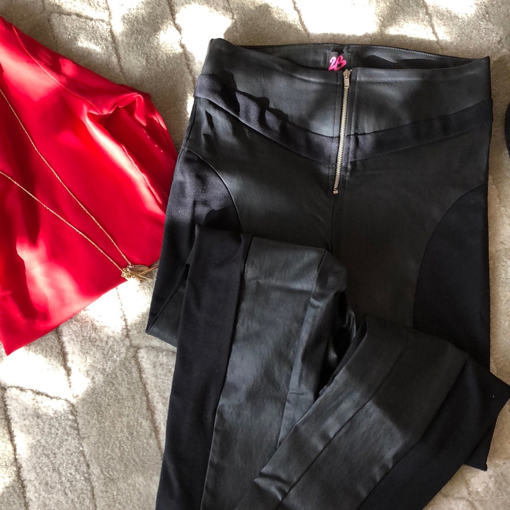Black skinny pants with faux leather and spandex.